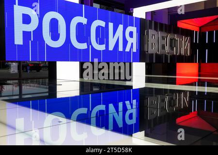 Moskau, Russland. November 2023. Ein Studio des Informationsfernsehprogramms Vesti von Russland TV-Kanal auf der National Expo 'Russia' auf dem Territorium des Ausstellungskomplexes VDNH in Moskau, Russland Stockfoto