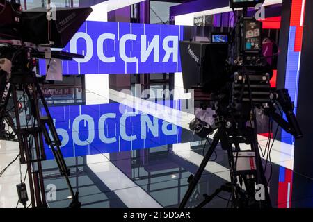 Moskau, Russland. November 2023. Ein Studio des Informationsfernsehprogramms Vesti von Russland TV-Kanal auf der National Expo 'Russia' auf dem Territorium des Ausstellungskomplexes VDNH in Moskau, Russland Stockfoto