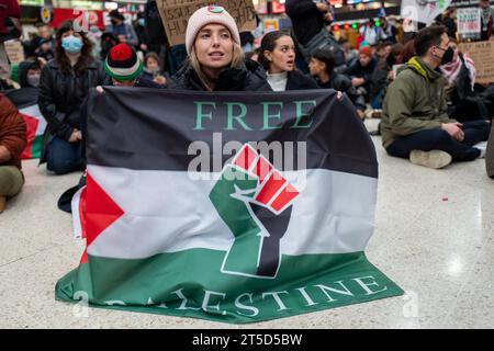 London, Großbritannien. November 2023. Charing Cross wurde von pro-palästinensischen Demonstranten besetzt, die Passagiere vom Einsteigen in Züge und vom Einsteigen in den Bahnhof blockierten. Die Veranstaltung wurde von der Freien Palästinensischen Koalition organisiert, zu der Black Lives Matter UK, Sisters Uncut und Black Jewish Alliance gehören, die sagte, es gäbe "kein Geschäft wie üblich, während Großbritannien einen Völkermord unterstützt, der 9.000 Menschen getötet hat". Weitere propalästinensische Kundgebungen finden ebenfalls in Belfast, Edinburgh, Cardiff, Liverpool und Leeds statt. (Credit Image: © Velar Grant/ZUMA Press Wire) REDAKTIONELLE VERWENDUNG AUF Credit: ZUMA Pre Stockfoto