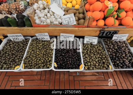 007 Kunststoff- und Holzkisten mit Tafeloliven und verschiedenen Früchten an einem Marktstand, Pazari i Ri-New Bazaar. Tirana-Albanien. Stockfoto