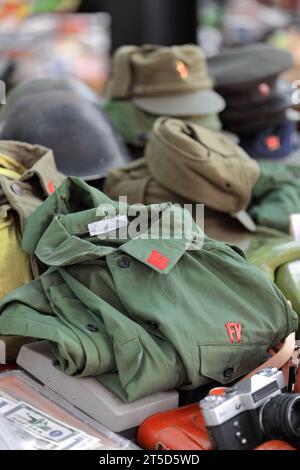 012 Vintage-grünes Fatigues-Hemd, Feldhüte, Spitzmützen, Helme der freiwilligen pro-chinesischen kommunistischen Streitkräfte. Tirana-Albanien. Stockfoto