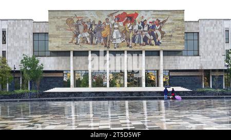 013 Wandmosaik „die Albaner“ über dem Eingang zum Nationalen Geschichtsmuseum – Muzeu Historik Kombetar. Tirana-Albanien. Stockfoto