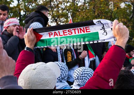 Berlin, Deutschland - 4. November: Demonstranten zur Demonstration des freien Palästina in Berlin Stockfoto