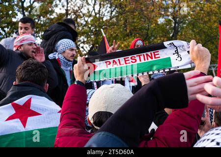 Berlin, Deutschland - 4. November: Demonstranten zur Demonstration des freien Palästina in Berlin Stockfoto