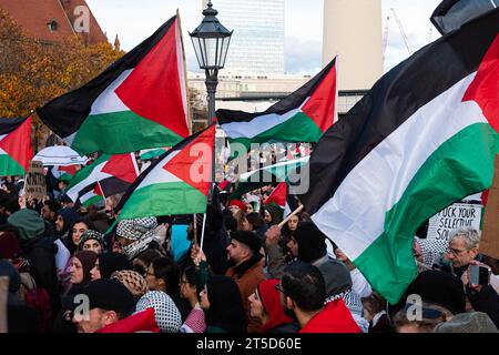 Berlin, Deutschland - 4. November: Demonstranten zur Demonstration des freien Palästina in Berlin Stockfoto