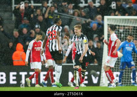 Newcastle am Samstag, 4. November 2023. Anthony Gordon von Newcastle United feiert sein Tor während des Premier League-Spiels zwischen Newcastle United und Arsenal in St. James's Park, Newcastle am Samstag, 4. November 2023. (Foto: Michael Driver | MI News) Credit: MI News & Sport /Alamy Live News Stockfoto