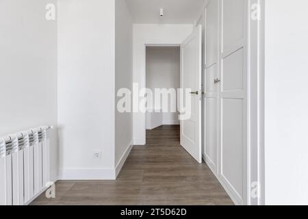 Wunderschönes Zimmer mit modernem Design und maßgeschneidertem Kleiderschrank Stockfoto