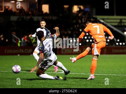 Owen Dale von Blackpool versucht im Emirates FA Cup in der ersten Runde im RELOC8 EM Community Stadium, Bromley, einen Treffer zu erzielen. Bilddatum: Samstag, 4. November 2023. Stockfoto