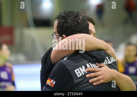 Gijon, Spanien, 4. November 2023: Die Trainer beider Mannschaften umarmen sich vor dem Spiel am 10. Spieltag der Liga Guerreras Iberdrola 2023-24 zwischen Motive.Co Gijon Balonmano La Calzada und Caja Rural Aula Valladolid am 4. November 2023 im Arena Pavillon in Gijon, Spanien. Quelle: Alberto Brevers / Alamy Live News. Stockfoto