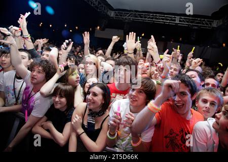 The NME Rave Tour in Cardiff Students' Union in Wales, 11. Februar 2007. Foto: ROB WATKINS im Bild: Die Menge springt in den Sunshine Underground, während der Raum mit erstaunlicher Energie gefüllt ist Stockfoto