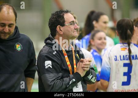 Gijon, Spanien, 4. November 2023: Der Trainer von Caja Rural Aula Valladolid, Miguel Angel Peña während des 10. Spieltages der Liga Guerreras Iberdrola 2023-24 zwischen Motive.Co Gijon Balonmano La Calzada und Caja Rural Aula Valladolid, am 4. November 2023 im Arena Pavillon in Gijon, Spanien. Quelle: Alberto Brevers / Alamy Live News. Stockfoto