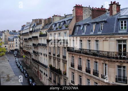 Wohngebäude in einer Seitenstraße im Zentrum von Paris, Frankreich Stockfoto