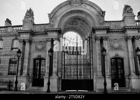 Das Palais de l'Elysée in der Rue du Faubourg Saint-Honoré ist der offizielle Sitz des Präsidenten der Französischen Republik. Stockfoto