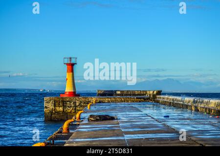 Farbenprächtiger Leuchtturm in der Kalk Bay in Kapstadt Südafrika Stockfoto