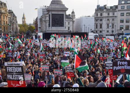 London, Großbritannien. November 2023. Zehntausende von Menschen nehmen an einer Kundgebung auf dem Trafalgar-Platz Teil, die zu einem Waffenstillstand und in Solidarität mit Palästina während des Krieges zwischen Israel und Hamas aufruft. Quelle: Vuk Valcic/Alamy Live News Stockfoto