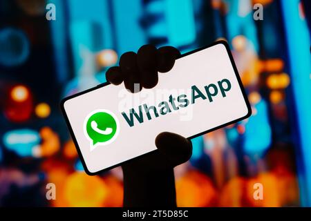 Brasilien. 31. Oktober 2023. In dieser Fotoabbildung wird das WhatsApp App-Logo auf einem Smartphone-Bildschirm angezeigt. (Credit Image: © Rafael Henrique/SOPA Images via ZUMA Press Wire) NUR REDAKTIONELLE VERWENDUNG! Nicht für kommerzielle ZWECKE! Stockfoto