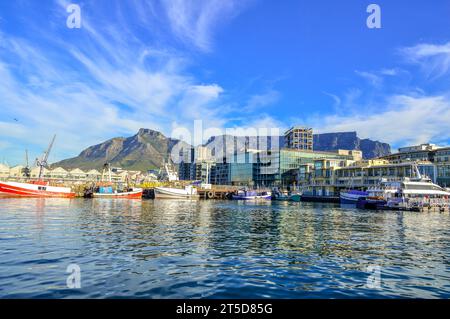 V&A ( Victoria und Alfred ) Hafen am Wasser vor dem Tafelberg in Kapstadt Südafrika Stockfoto
