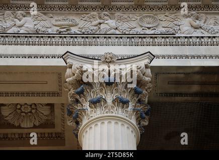 Architektonische Details der Kirche Sainte-Marie-Madeleine oder La Madeleine am Place de la Madeleine im Zentrum von Paris, Frankreich Stockfoto