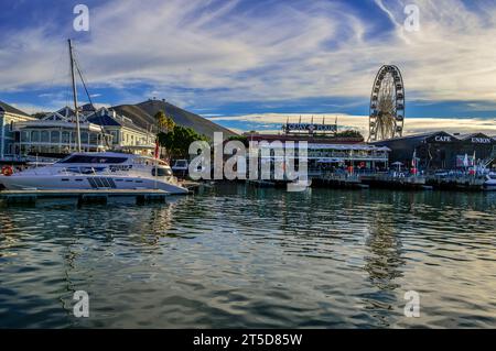 V&A ( Victoria und Alfred ) Hafen am Wasser mit Kap Riesenrad in Kapstadt Südafrika Stockfoto