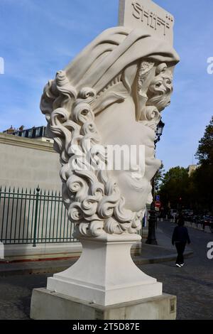 Umgedrehte Skulptur (Shift) vor der Madeleine-Kirche auf dem Place de la Madeleine während der Kunstwoche im Oktober 2023 in Paris, Frankreich Stockfoto