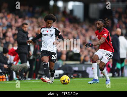 Craven Cottage, Fulham, London, Großbritannien. November 2023. Premier League Football, Fulham gegen Manchester United; Willian of Fulham eng geprägt von Aaron Wan-Bissaka von Manchester United Credit: Action Plus Sports/Alamy Live News Stockfoto