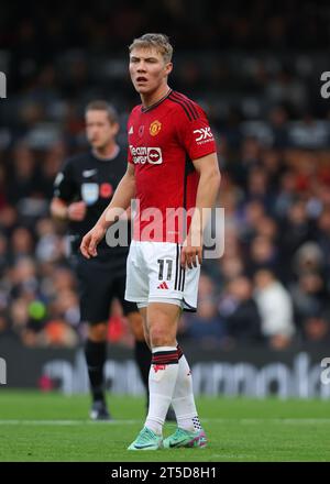 Craven Cottage, Fulham, London, Großbritannien. November 2023. Premier League Football, Fulham gegen Manchester United; Rasmus Hojlund von Manchester United Credit: Action Plus Sports/Alamy Live News Stockfoto