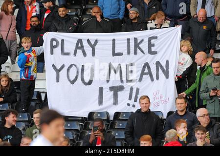 Craven Cottage, Fulham, London, Großbritannien. November 2023. Premier League Football, Fulham gegen Manchester United; Manchester United Fans halten ein großes Schild hoch Spielen Sie so, wie Sie es meinen, zu den Manchester United Players Credit: Action Plus Sports/Alamy Live News Stockfoto