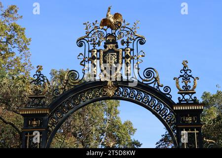 Der „Hintereingang“, Grille du Coq, zum Elysee-Palast, der offiziellen Residenz des Präsidenten der Französischen Republik, in der Rue Gabriel in Paris, Frankreich Stockfoto