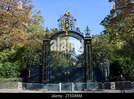 Der „Hintereingang“, Grille du Coq, zum Elysee-Palast, der offiziellen Residenz des Präsidenten der Französischen Republik, in der Rue Gabriel in Paris, Frankreich Stockfoto