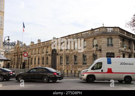 Verkehr am Elysee-Palast an der Ecke Rue de l'Elysee und Rue du Faubourg Saint-Honore in Paris, Frankreich Stockfoto