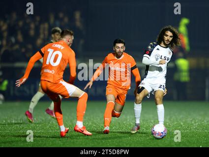 Bromleys Todd Miller (rechts) und Owen Dale von Blackpool kämpfen um den Ball während des Spiels der ersten Runde des Emirates FA Cup im RELOC8 EM Community Stadium in Bromley. Bilddatum: Samstag, 4. November 2023. Stockfoto