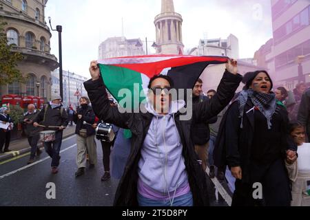 Central London, 4. November 2023: Schwestern Uncut Action Group und BLM versammelten sich vor der BBC im Zentrum von London, bevor ein Amss den Oxford Circus blockierte. Die Gruppe wechselte dann zu Piccadilly Whrer, ein weiterer Sitzplatz fand statt. Die Menschen marschierten zum Trafalgar-Platz und fusionierten mit einer Massendemonstration von über 30.000 versammelten sich und forderten einen Waffenstillstand in Gaza durch Israel. Die Actio-Gruppen zogen dann in die Charing Cross-Station, um an einer Messe teilzunehmen, in der schätzungsweise 2000 Menschen den Krieg gegen Gaza aufforderten. Credit Natasha Quarmvy/ ALAMY LIVE MEWS Credit: Natasha Quarmby/Alamy Live News Stockfoto