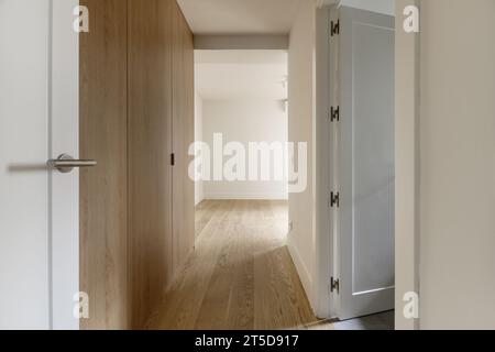 Kleiner Eingangsflur zu einem modern gestalteten Schlafzimmer mit maßgeschneidertem Einbauschrank Stockfoto