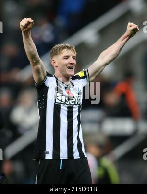 Newcastle am Samstag, 4. November 2023. Anthony Gordon von Newcastle United feiert während des Premier League-Spiels zwischen Newcastle United und Arsenal in St. James's Park, Newcastle am Samstag, 4. November 2023. (Foto: Michael Driver | MI News) Credit: MI News & Sport /Alamy Live News Stockfoto