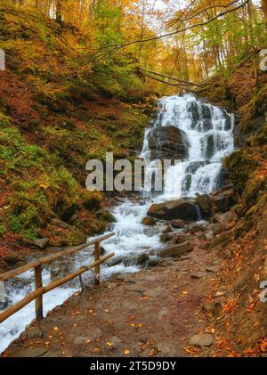 Tauchen Sie ein in die faszinierende Schönheit des Shipit Wasserfalls während der bezaubernden Herbstsaison. Spüren Sie den berauschenden Rauschen der kaskadierenden Gewässer ami Stockfoto