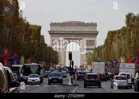 Avenue des Champs-Elysées und Arc de Triomphe in Paris, Frankreich Stockfoto