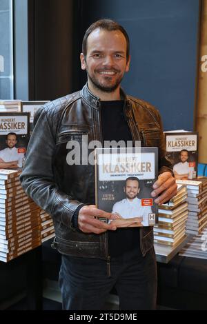 STEFFEN HENSSLER SIGNIERT UND VERSCHENKT 500 KOCHBUECHER 04.11.2023 Steffen Henssler, Steffen Henssler verschenkt und signiert 500 Ausgaben seines Buches Hundert Klassiker in seiner Filiale Ahoi in der Spitalerstrasse, Hamburg, 04.11.2023 *** STEFFEN HENSSLER SCHILDERT UND VERSCHENKT 500 KOCHBÜCHER 04 11 2023 STEFFEN Henssler, Steffen Henssler verschenkt und signiert 500 Exemplare seines Buches Hundert Klassiker in seinem Laden Ahoi in der Spitalerstraße, Hamburg, 04 11 2023 Copyright: xEventpressxMPx Credit: Imago/Alamy Live News Stockfoto