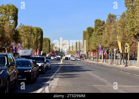 Avenue des Champs-Elysées und Arc de Triomphe in Paris, Frankreich Stockfoto