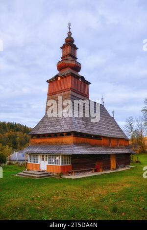 Versetzen Sie sich in eine vergangene Ära, während Sie die Schönheit einer ruhigen Holzkirche in einem malerischen Dorf in der Westukraine bewundern. Seine Zeit Stockfoto