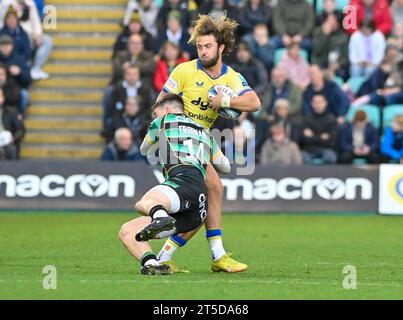 Northampton ENGLAND - 4. November 2023 : Tom de Glanville von Bath Rugby wird von Tommy Freeman von Northampton Saints während des Spiels zwischen den Northampton Saints und Bath Rugby im Cinch Stadium Franklin’s Gardens angegriffen. Northampton Großbritannien. Stockfoto