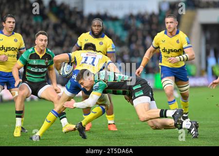 Northampton ENGLAND - 4. November 2023 : will Muir von Bath Rugby unter Druck von Tommy Freeman von Northampton Saints während des Spiels zwischen Northampton Saints und Bath Rugby im Cinch Stadium Franklin’s Gardens. Northampton Großbritannien. Stockfoto