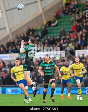 Northampton ENGLAND - 4. November 2023 : Tommy Freeman von Northampton Saints bekommt einen hohen Ball während des Spiels zwischen den Northampton Saints und Bath Rugby im Cinch Stadium Franklin’s Gardens. Northampton Großbritannien. Stockfoto