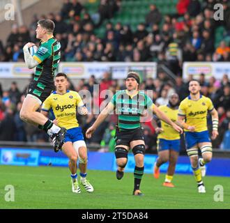 Northampton ENGLAND - 4. November 2023 : Tommy Freeman von Northampton Saints bekommt einen hohen Ball während des Spiels zwischen den Northampton Saints und Bath Rugby im Cinch Stadium Franklin’s Gardens. Northampton Großbritannien. Stockfoto