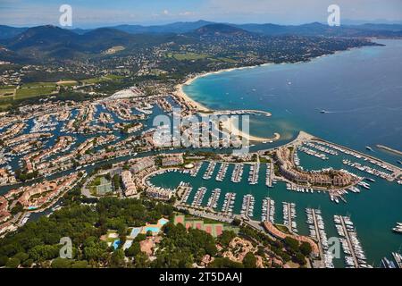 Aus der Vogelperspektive von Port Grimaud im Golf von Saint Tropez mit Yachthafen und Fischerbooten mit Blick entlang der Küste nach St. Raphael. Stockfoto