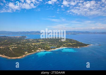 Luftaufnahme von Plage de la Mouette und Plage des Salins mit dem Golf von Saint Tropez im Hintergrund. Stockfoto