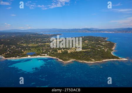 Luftaufnahme von Plage de la Mouette und Plage des Salins mit dem Golf von Saint Tropez im Hintergrund. Stockfoto
