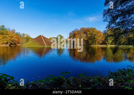 Herbst im Pueckler-Park Branitz DEU/Deutschland/Brandenburg/Cottbus, 04.11.2023, Herbst in Brandenburg, Fuerst-Pueckler-Park Branitz Branitzer Park in Cottbus, Wasserpyramide Tumulus im Pyramidensee. In der Seepyramide befindet sich das Grab des Fuersten Pueckler - er ist 1871 im Tumulus beerdigt worden. *** Herbst im Pueckler Park Branitz DEU Deutschland Brandenburg Cottbus, 04 11 2023, Herbst in Brandenburg, erster Pueckler Park Branitz Branitzer Park in Cottbus, Wasserpyramide Seepyramide Tumulus im Pyramidensee in der Seepyramide ist das Grab von Prinz Pueckler begraben Stockfoto