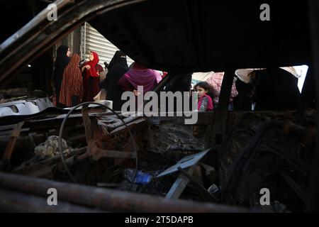 Al Nosirat, Gaza. November 2023. Palästinensische Frauen stehen am Samstag, dem 4. November 2023, an, um frisches Brot neben zerstörten Gebäuden im Flüchtlingslager Nuseirat im zentralen Gazastreifen zu kaufen. Nach Angaben des gesundheitsministeriums wurden 9.488 Menschen getötet, davon etwa zwei Drittel Frauen und Kinder. Foto: Ismael Mohamad/UPI Credit: UPI/Alamy Live News Stockfoto