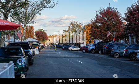 NEW CANAAN, CT, USA - 28. OKTOBER 2023: Schöner Blick von der Elm Street mit Abendsonnenlicht Stockfoto