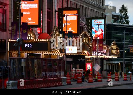 Theaterviertel Cleveland, Playhouse Square am frühen Morgen im November 2023 Stockfoto